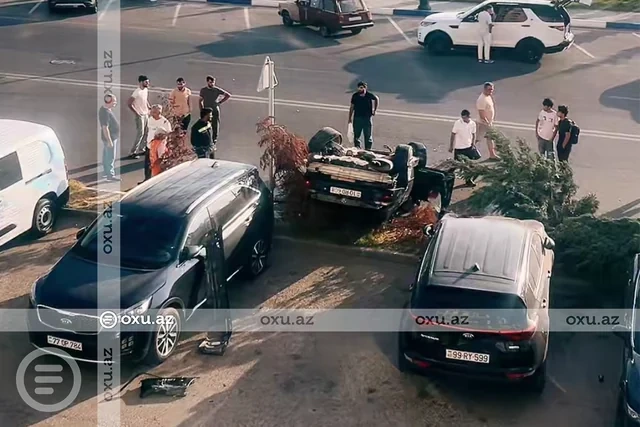Sumqayıt bulvarında BMW park edilmiş üç maşına çırpılıb aşdı - FOTO - VİDEO