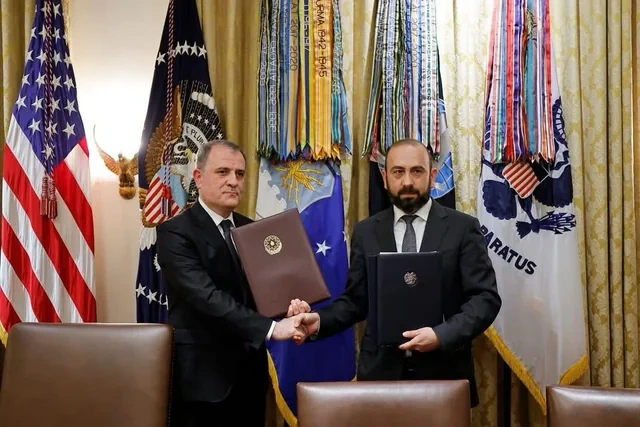 Pasportunu gözləyən sülh