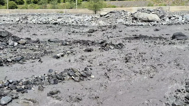 Güclü sel Laza kəndinə gedən yolu yararsız hala saldı