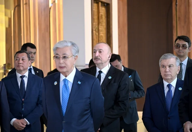 İlham Əliyev və TDT-nin qeyri-rəsmi Zirvə görüşünün digər iştirakçıları Türküstanda bir sıra mədəni məkanlarla tanış olublar - FOTO