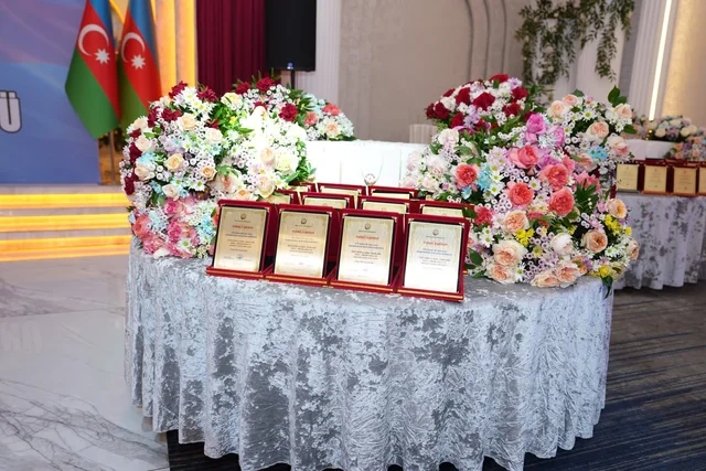 Xətai rayonunda Beynəlxalq Müəllimlər Günü münasibətilə "Zirvəyə Aparan İşıq" adlı tədbir keçirilib - Foto/Video