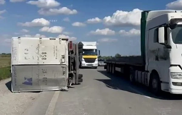 Kürdəmirdə minik avtomobili ilə yük maşını toqquşub, xəsarət alan var