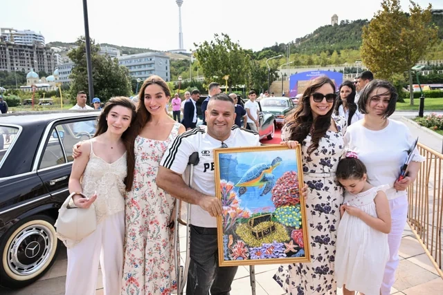 Leyla Əliyeva və Arzu Əliyeva klassik avtomobillərin yürüşü və sərgisini izləyiblər - FOTO