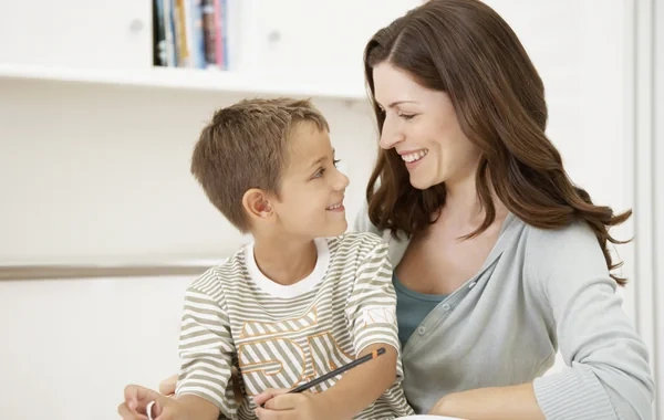 Zəkanın yalnız anadan keçməsi mifi: Genetiklər nə deyirlər?