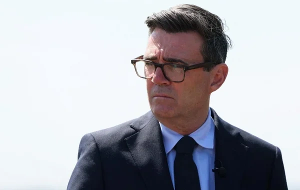 Britaniyanın Baş naziri Endi Börnhem Ağ Evin saxta əməkdaşı ilə yazışıb