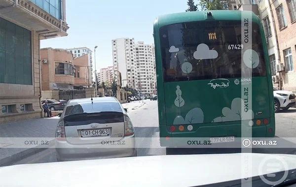 "BakuBus" sürücüsünün davranışı müzakirə yaratdı: "İkinci zolaqda saxlayıb aptekə getdi"