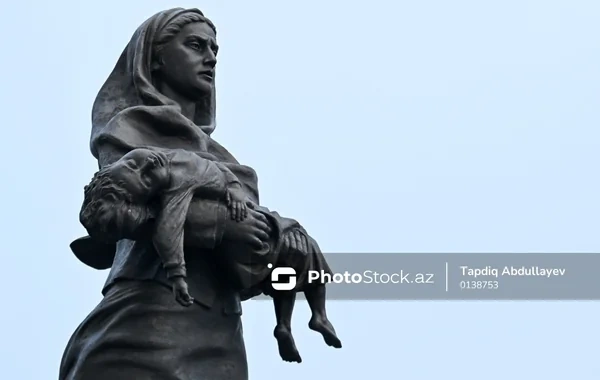 Azərbaycan xalqı "Ana harayı" abidəsini ziyarət edir