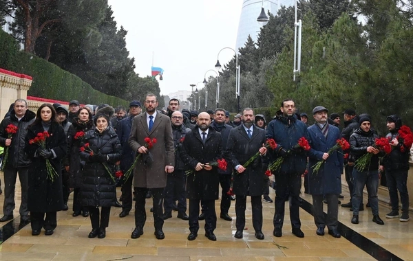 SOCAR-ın kollektivi Ümumxalq Hüzn Günü ilə əlaqədar Şəhidlər xiyabanını ziyarət edib
