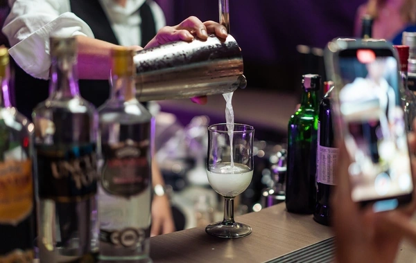 Yaponiyada işdən çıxmağı düşünənlər üçün pulsuz içkilər təklif edən bar açılıb