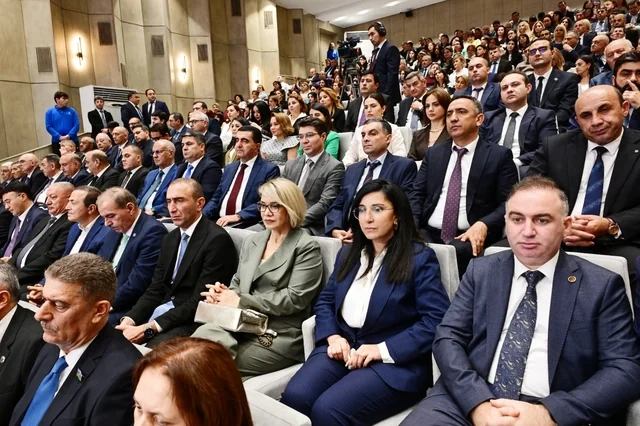 Azərbaycan həmkarlar ittifaqlarının yaradılmasının 121-ci ildönümü qeyd olunub - Foto