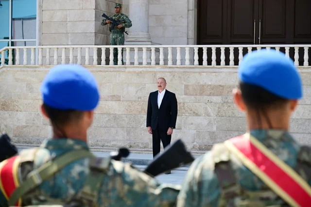 Prezident Əlahiddə Ümumqoşun Orduda yeni yaradılan komando hərbi hissələrinə Döyüş bayraqlarının verilməsi mərasimində iştirak edib - VİDEO