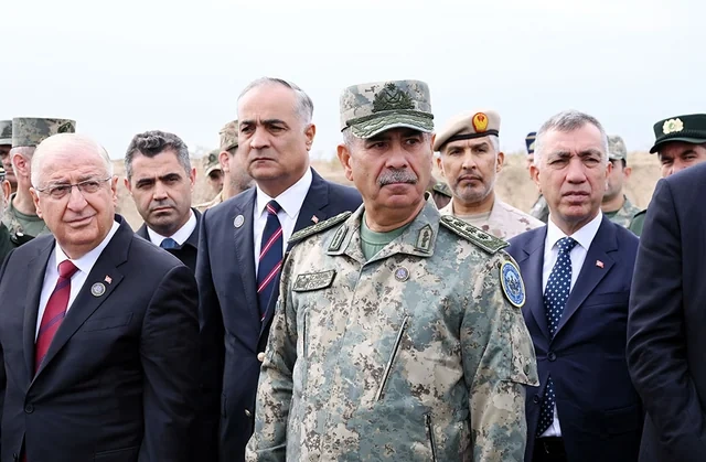 Üç ölkənin müdafiə nazirləri Xocavənddə hərbi texnikaların sərgisinə baxış keçirdilər - Foto/Video