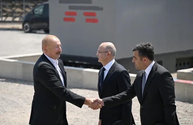 Prezident Naxçıvan şəhərində "Şəms 1" və "Qərbi Üfüq" Günəş Elektrik stansiyalarında görülən işlərlə tanış olub - FOTO