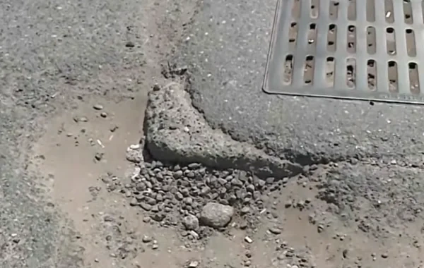 Binəqədi-Balaxanı yolunda sürücülərin kabusu: Çuxurlar maşınları sıradan çıxarır - VİDEO