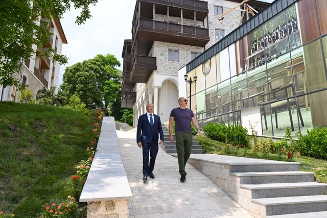 Prezident Şuşanın Qarabağ küçəsində həyata keçirilmiş işlərlə tanış olub - FOTO