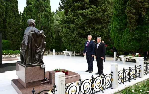Həştərxan vilayətinin vitse-qubernatoru Fəxri xiyabanı ziyarət edib - FOTO