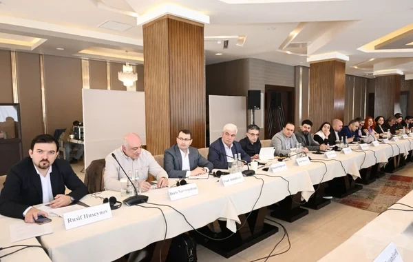 "Sülh körpüsü" təşəbbüsü: Azərbaycan və Ermənistan vətəndaş cəmiyyətləri nümayəndələrinin iştirakı ilə dəyirmi masa işə başlayıb - FOTO