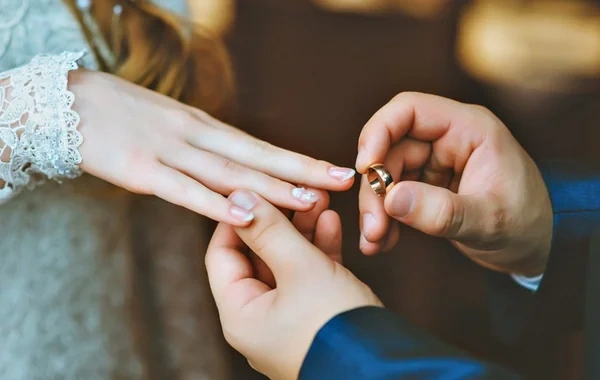 Azərbaycanda ata 16 yaşlı qızını 30 yaşlı bacısı oğluna nişanladı