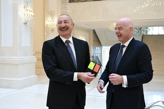 Canni İnfantino İlham Əliyevə idman köynəyi hədiyyə etdi - FOTO