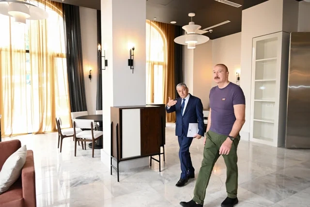 Prezident Şuşanın Qarabağ küçəsində həyata keçirilmiş işlərlə tanış olub - FOTO