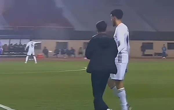 "Qarabağ"ın oyununda maraqlı an: Oyun bitməmiş azarkeş meydana girib Zubirlə şəkil çəkmək istədi - VİDEO