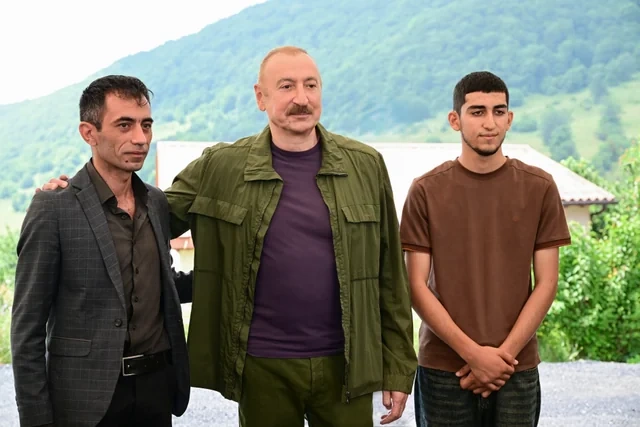Prezident Kiçik Qaladərəsində görülən işlərlə tanış olub və kəndə qayıdan sakinlərlə görüşüb - FOTO