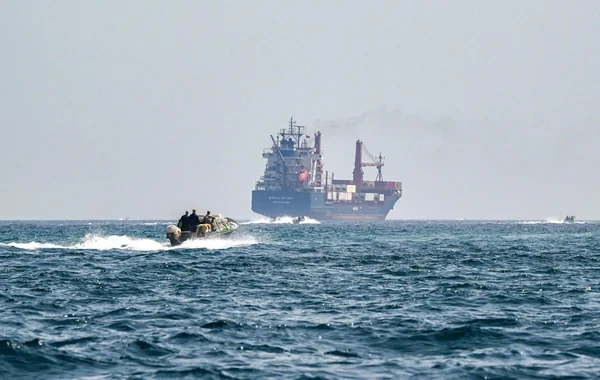Hörmüz boğazında tanker vuruldu: Ölən var