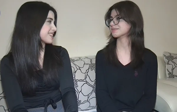 İmtahanda yüksək bal toplayan bacılar: Biri memar, digəri hüquqşünas olmaq istəyir - VİDEO