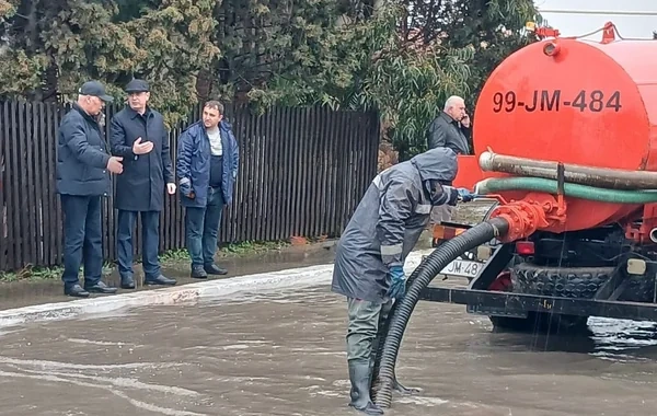 Bakının bəzi ərazilərində yağış kollektorlarında problem yaranıb - İcra başçıları hadisə yerində - FOTO