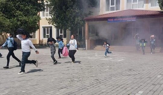Şəmkirdə məktəbdə yanğın: şagirdlər təxliyə edildi
