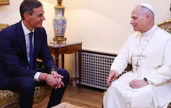 İspaniyanın baş nazirindən Roma Papasına maraqlı hədiyyə - FOTO