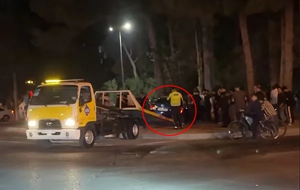 Sumqayıtın mərkəzində iki avtomobil toqquşdu: Biri ağaclığa girdi - VİDEO