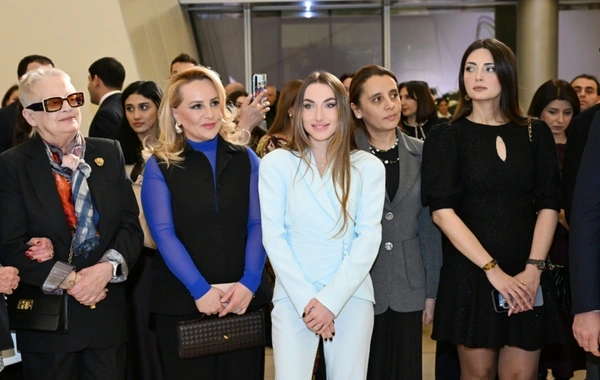 Alyona Əliyeva Kerol Förmenin sərgisinin açılış mərasimindən görüntülər paylaşıb