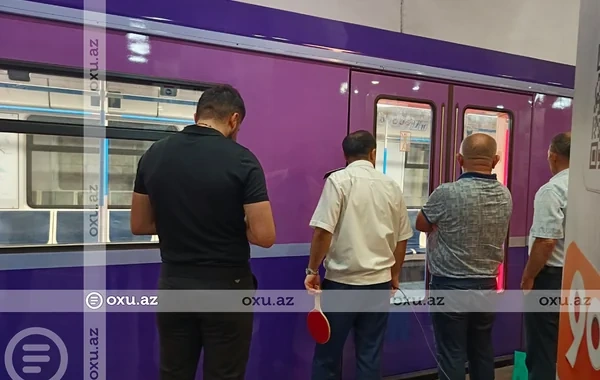 Bakı metrosunda sərnişinlər qatardan DÜŞÜRÜLDÜLƏR - FOTO - VİDEO