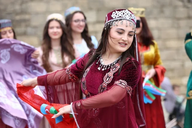 Bakının mərkəzində milli geyimlərdə gəzinti-yürüş təşkil olunub