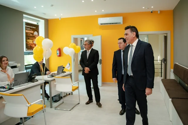 "Expressbank" eyni gündə iki filial açıb