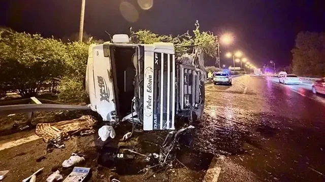 Türkiyədə dəhşətli qəza: Azərbaycanəsilli sürücünün idarə etdiyi ətir daşıyan yük maşını aşıb - Foto