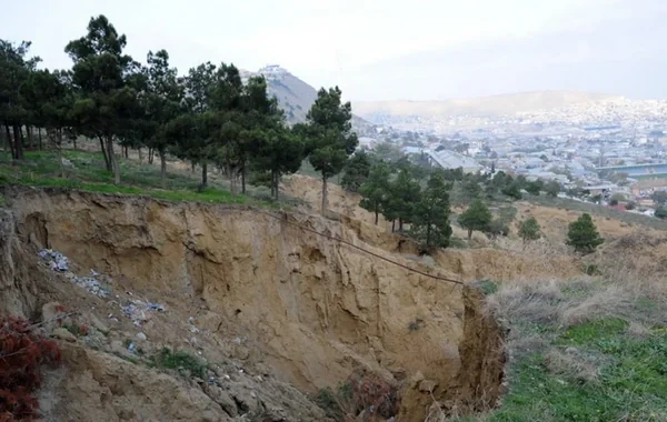 Bakıda Gəncə prospektində sürüşmə olub - Mütəxəssislər hadisə yerindədir