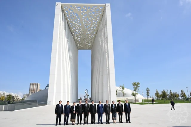 Laos Prezidenti Zəfər parkını ziyarət edib - Foto