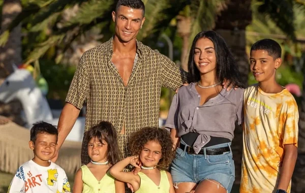 Corcina Rodriqes Ronaldunun üç övladını rəsmi olaraq övladlığa götürdü