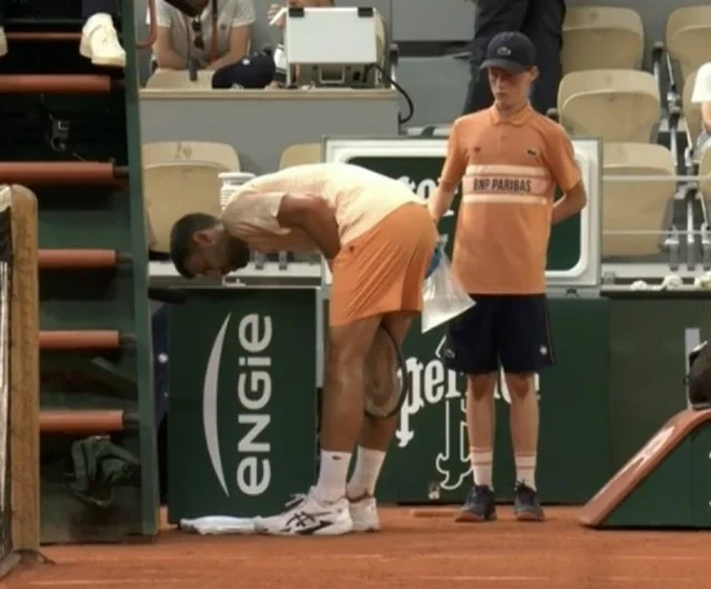 Novak Cokoviçin oyun zamanı halı pisləşdi - FOTO