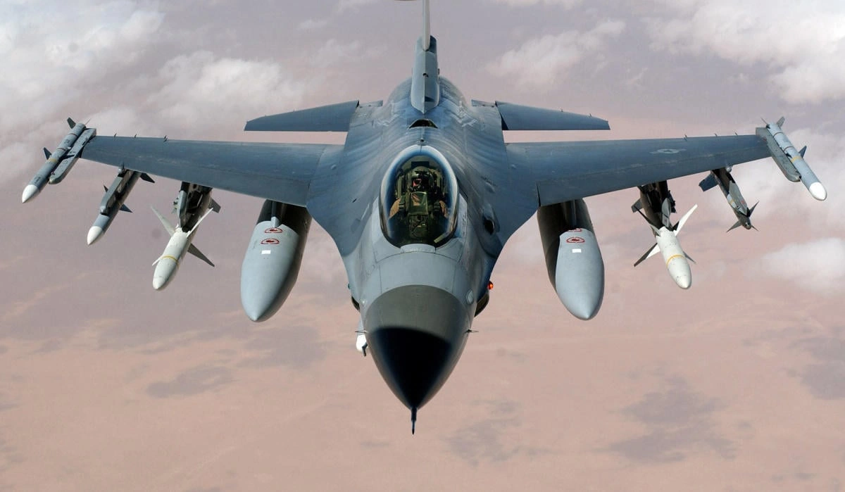 F-16 eniş zamanı alovlandı - Video