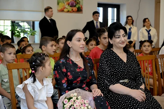 Leyla Əliyeva Şəkidə Uşaq evi sosial xidmət müəssisəsinin sakinləri ilə görüşüb - FOTO
