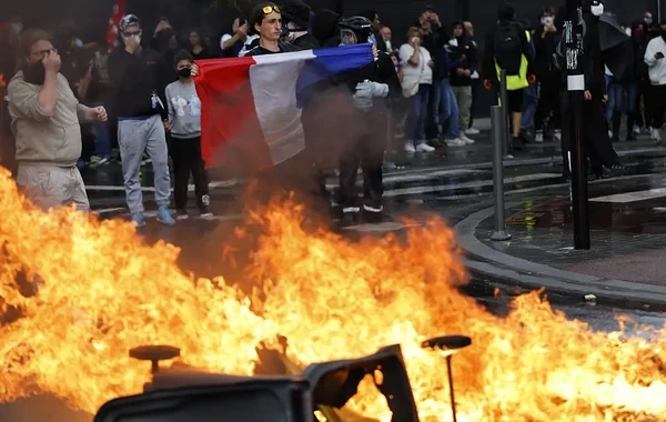 Paris yaxınlığındakı atışmada şübhəli bilinən şəxsin evindən Hitlerin kitabı tapıldı