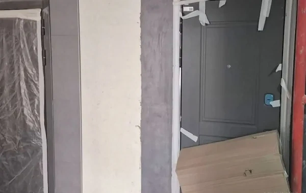 Bakıda yaşayış kompleksində ikinci qapının açılması üçün binanın əsas divarı dağıdıldı - VİDEO