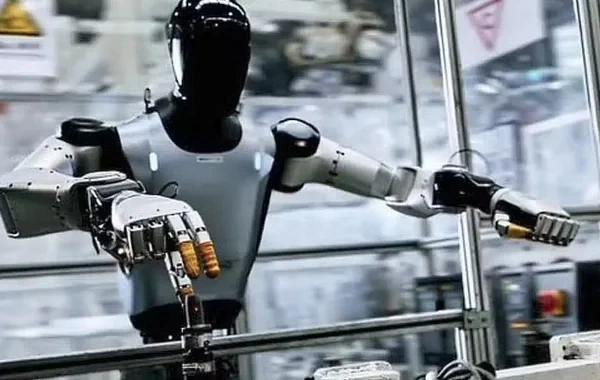 "Xiaomi" elektromobil istehsalı zavodunda humanoid robotdan istifadə edib