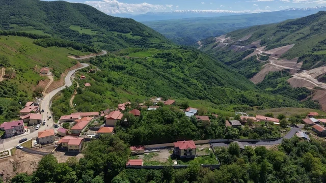 İlham Əliyev Şuşanın Böyük Qaladərəsi kəndində görülən işlərlə tanış olub, sakinlərlə görüşüb