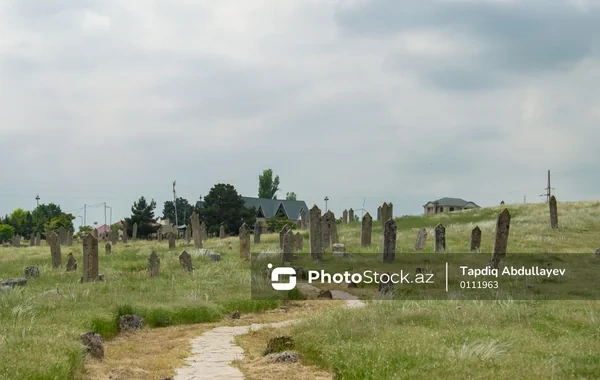 Azərbaycanda kişi qəbirdaşındakı yazıya görə yeznəsini məhkəməyə verdi