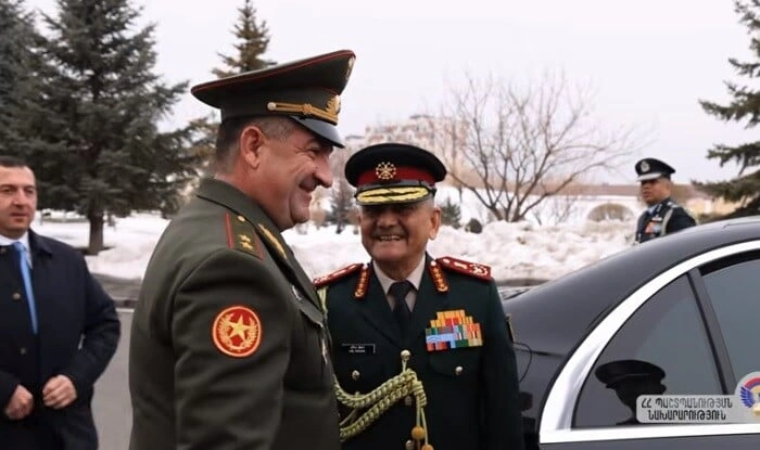 Hind general İrəvanda təmtəraqla qarşılandı - Video