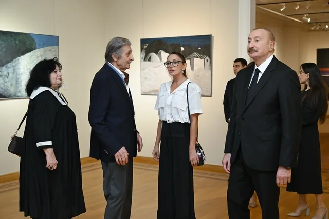 İlham Əliyev, Mehriban Əliyeva və ailə üzvləri "Mənim Abşeronum: Üstə gəl" adlı retrospektiv sərgi ilə tanış olublar - Foto